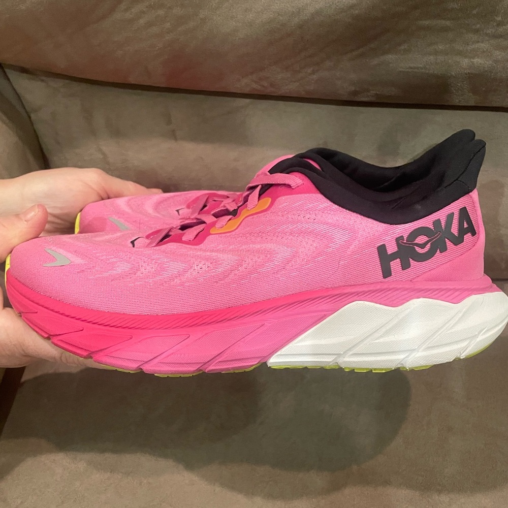 Hoka Arahi 6 tennis shoes